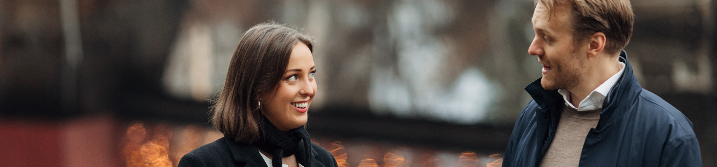 Två personer som pratar