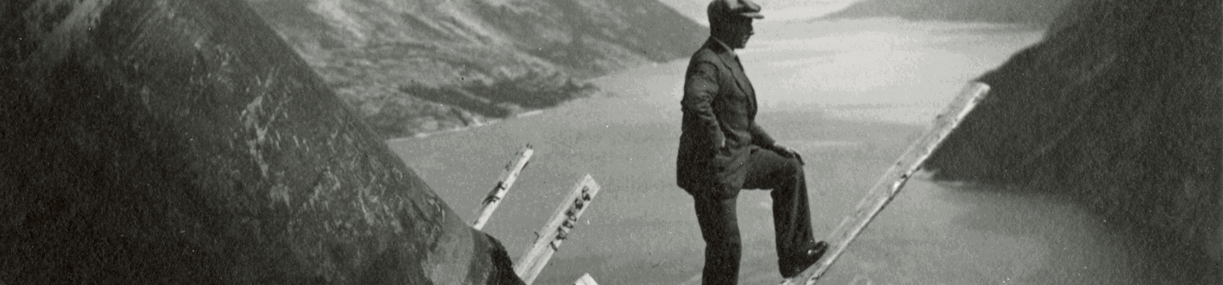 Svartvitt foto av man vid fjord