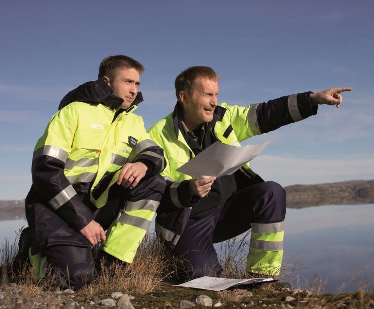 Anställda pekar framåt