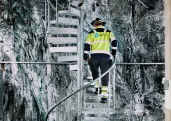 Statkraft ansatt går opp trapp