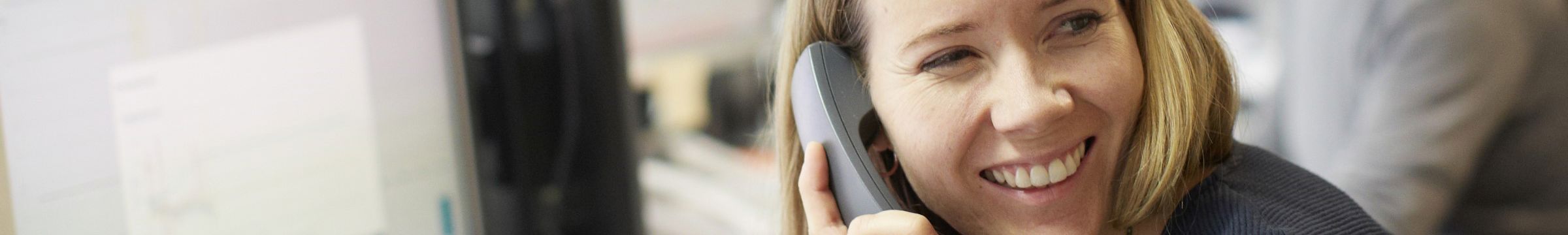 Kvinnlig anställd som pratar i telefon