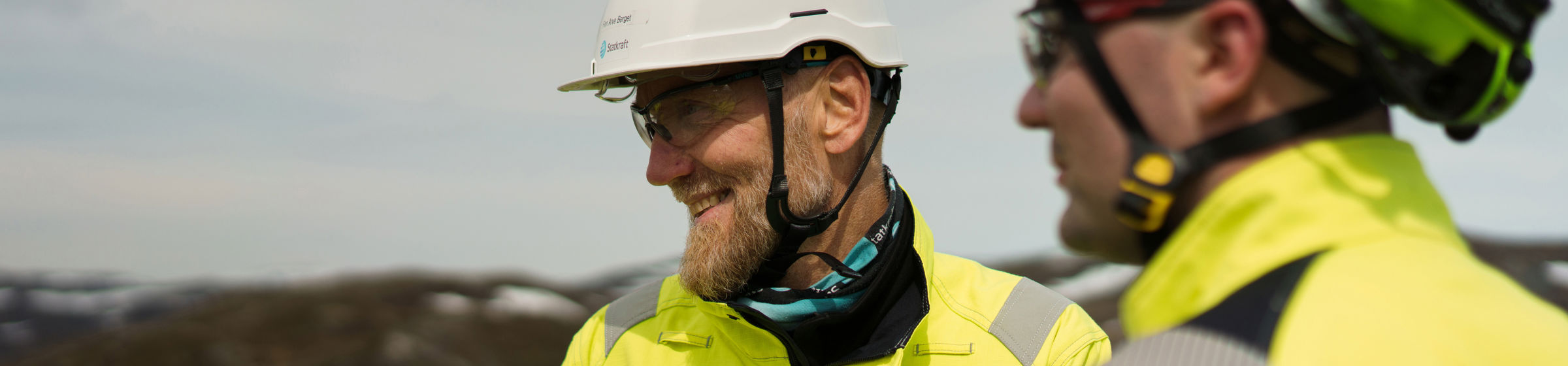 Tre studenter som ler vid bordet