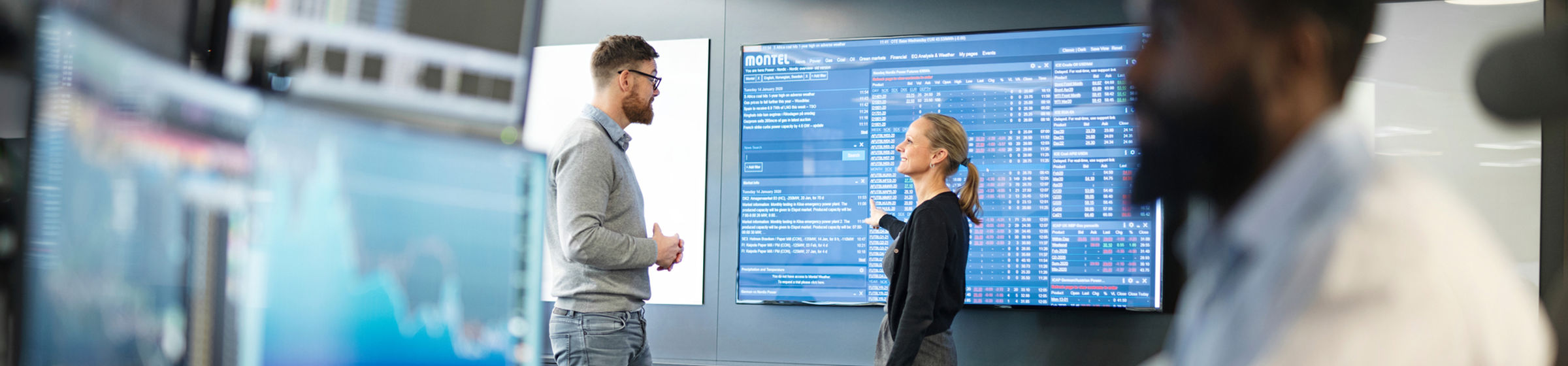 Människor framför skärmar