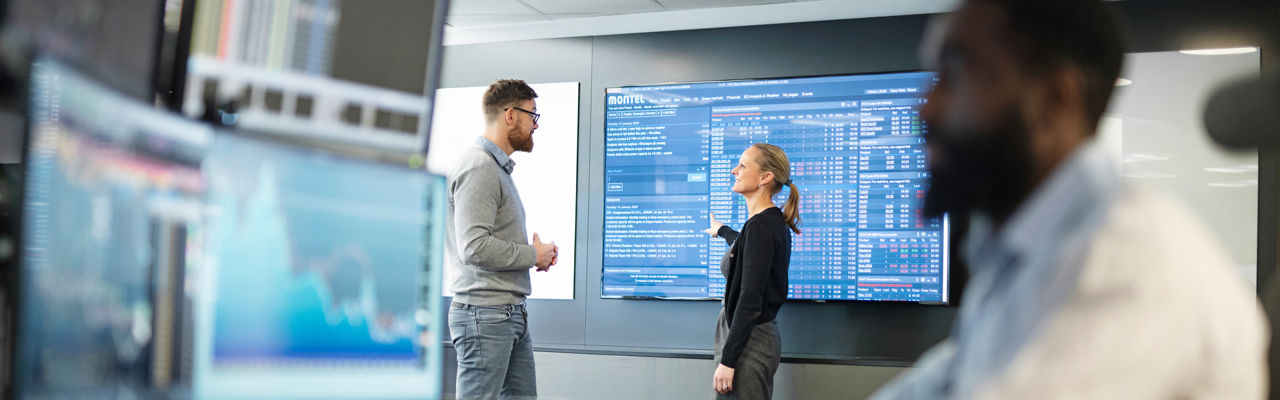 Människor framför skärmar