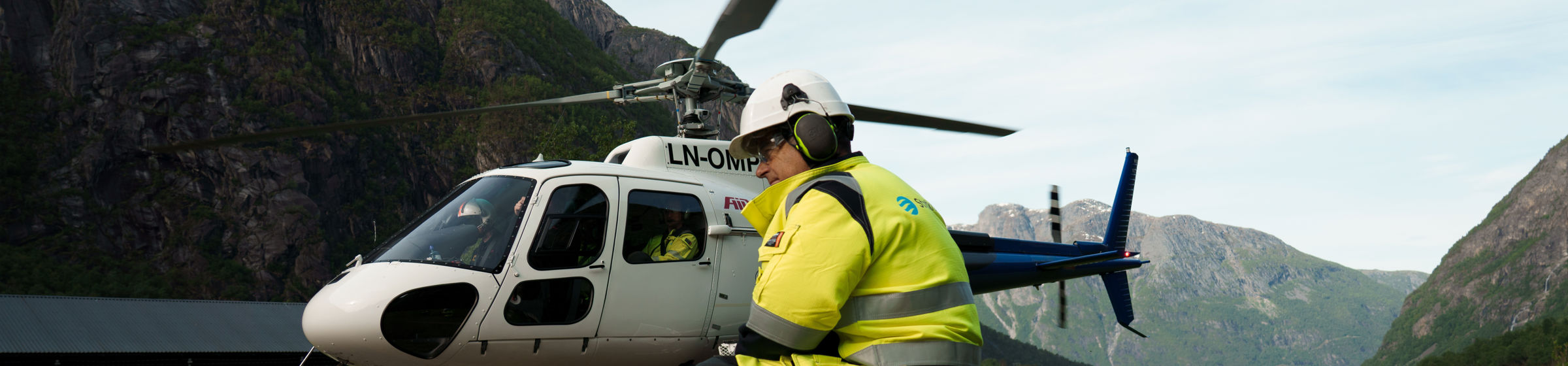 Två Statkraft-anställda inne i maskinhallen i pumpkraftverket i Erzhausen.