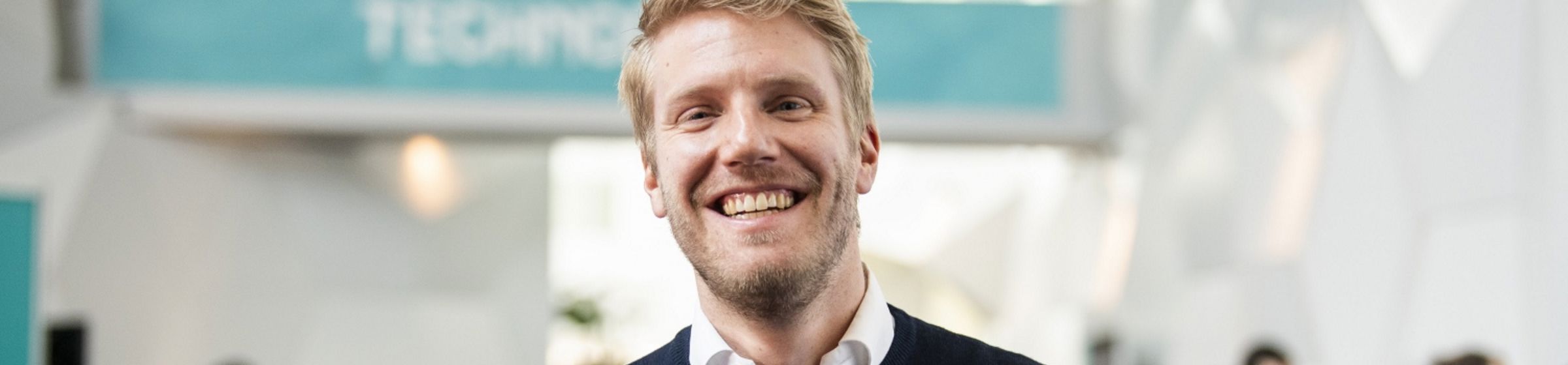Ung mann smiler