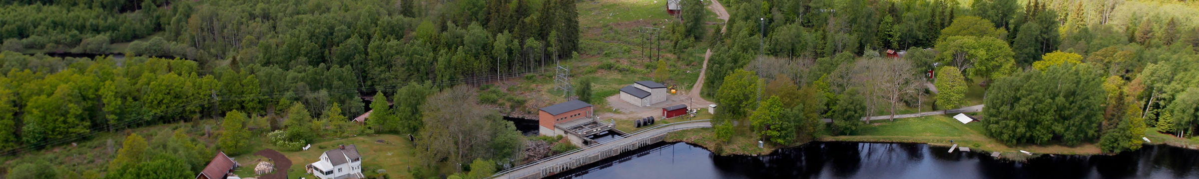 Flygbild över Ivarsfors vattenkraftverk utanför Värnamo.