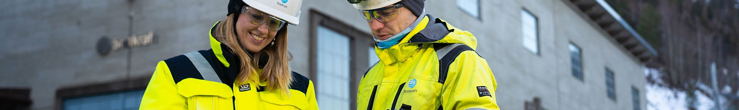 Två personer i varselkläder